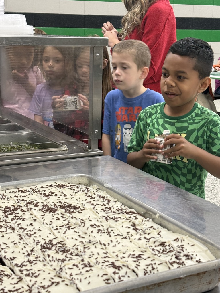 students getting lunch tray