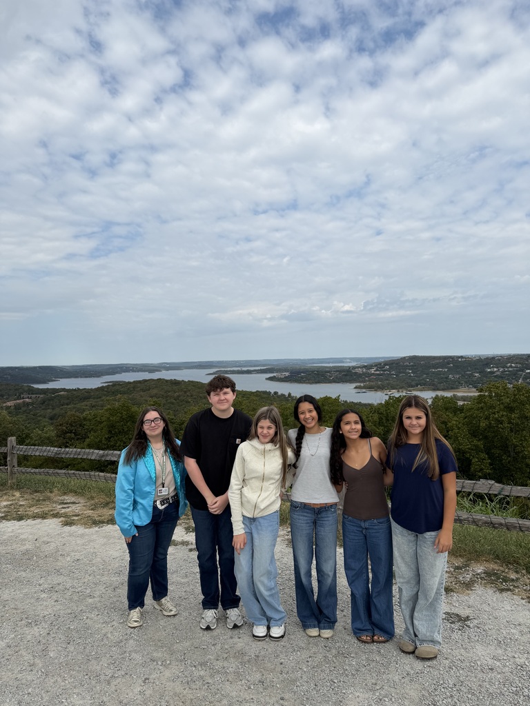 students posing on field trip to big cedar