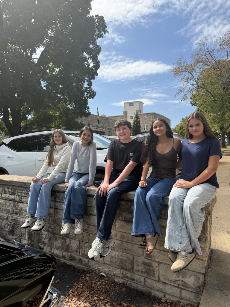 students posing on field trip to big cedar