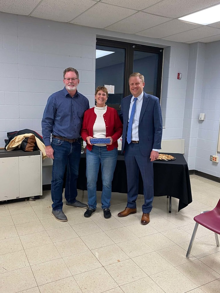 2 men and women standing with retirement gift