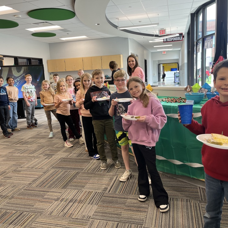 students with plates