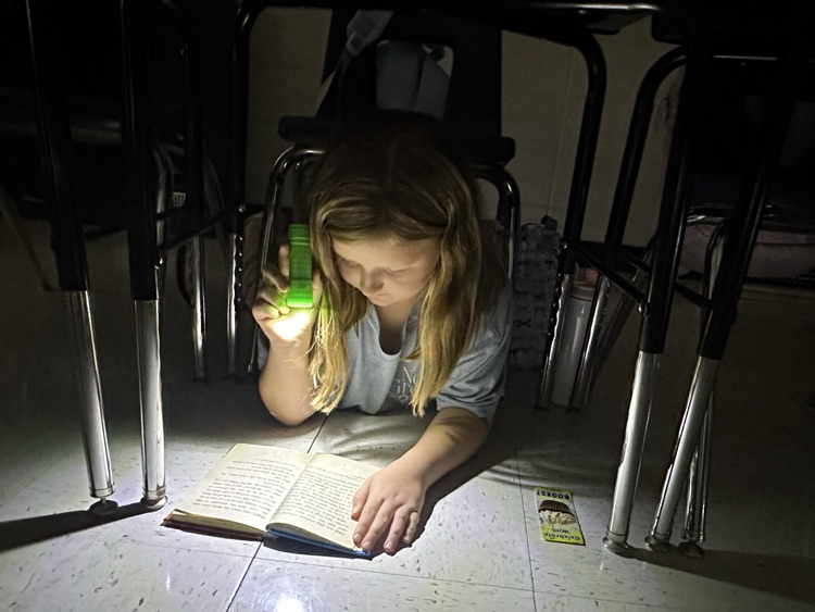 Kids reading by flashlight in fourth grade