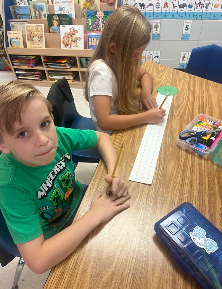Mrs. Meadors class working on writing paragraphs 