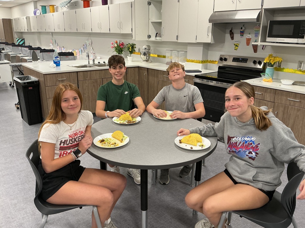 8th grade students eating their tacos.