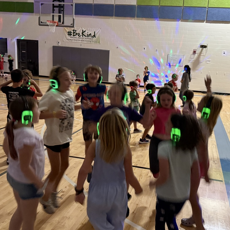 3rd graders dancing in a circle