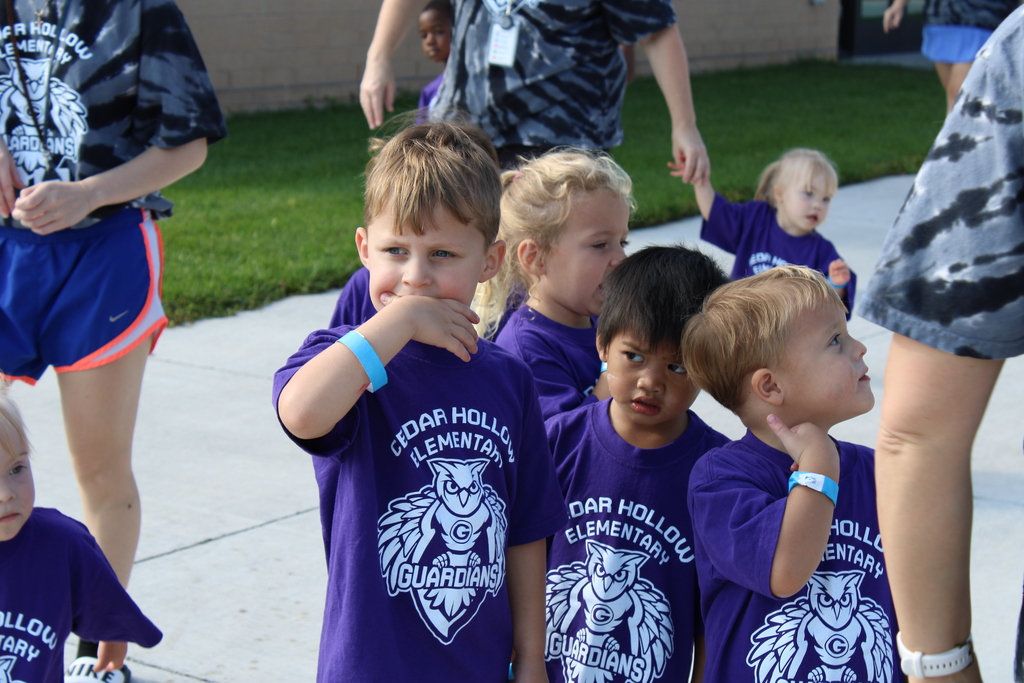 Preschool students gather together before their race begins. 