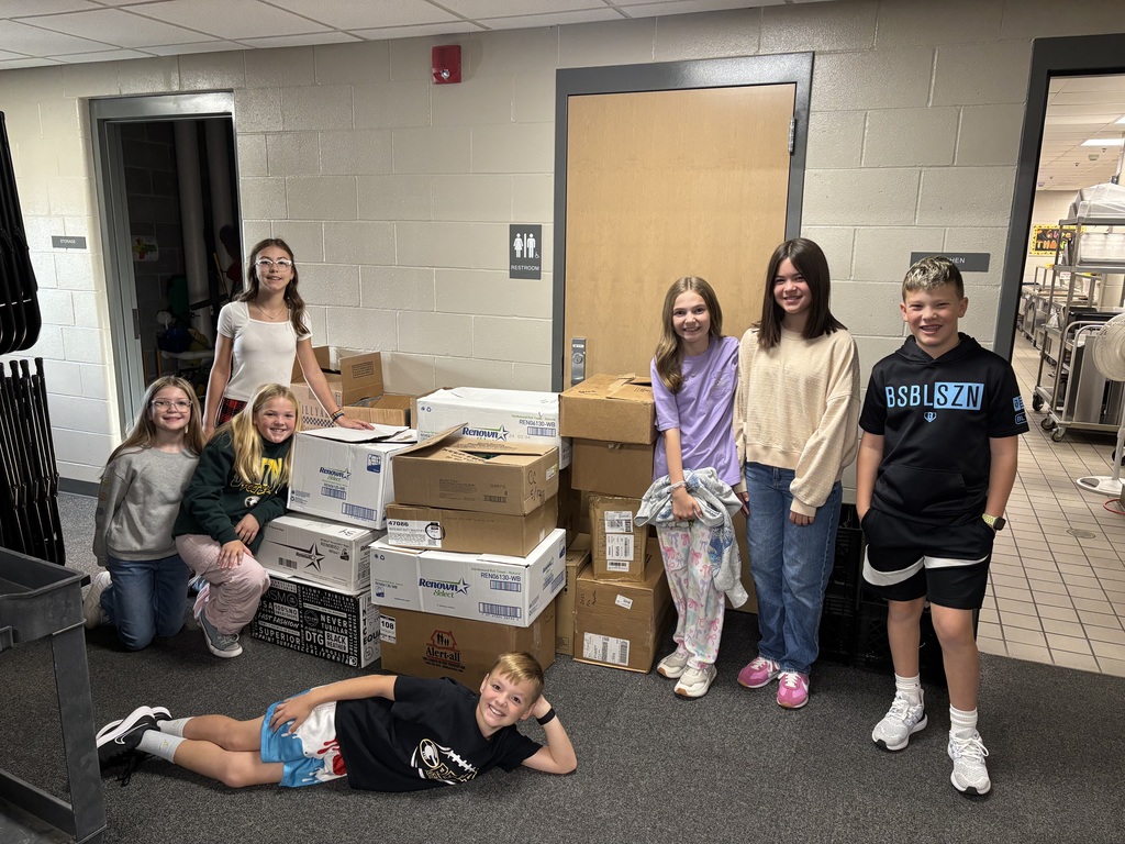students bagging up food drive items