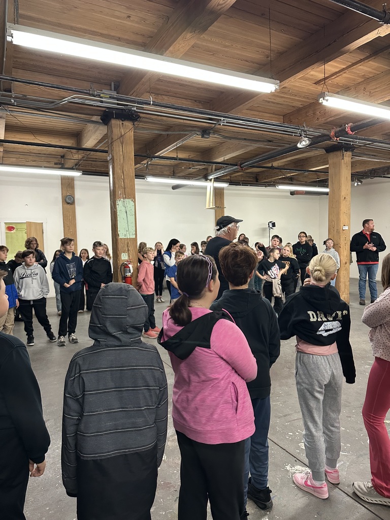 5th graders learning about hot shops on their field trip