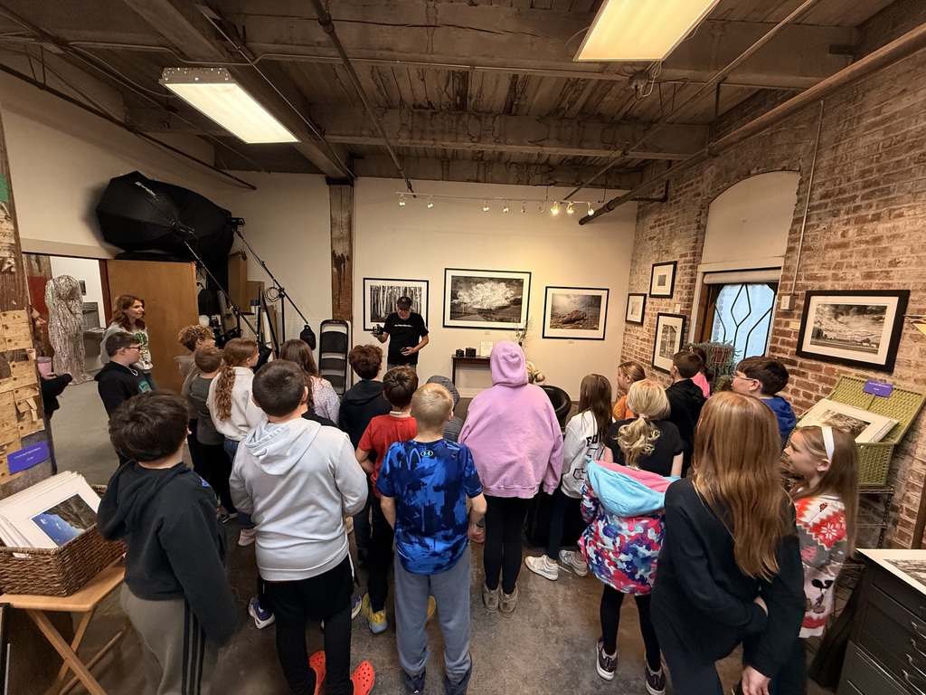 5th graders learning about hot shops on their field trip