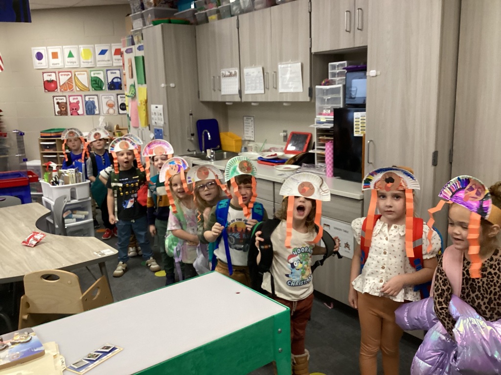 students in a line with silly turkey hats