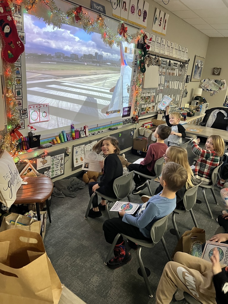 stufdents taking a flight simulator