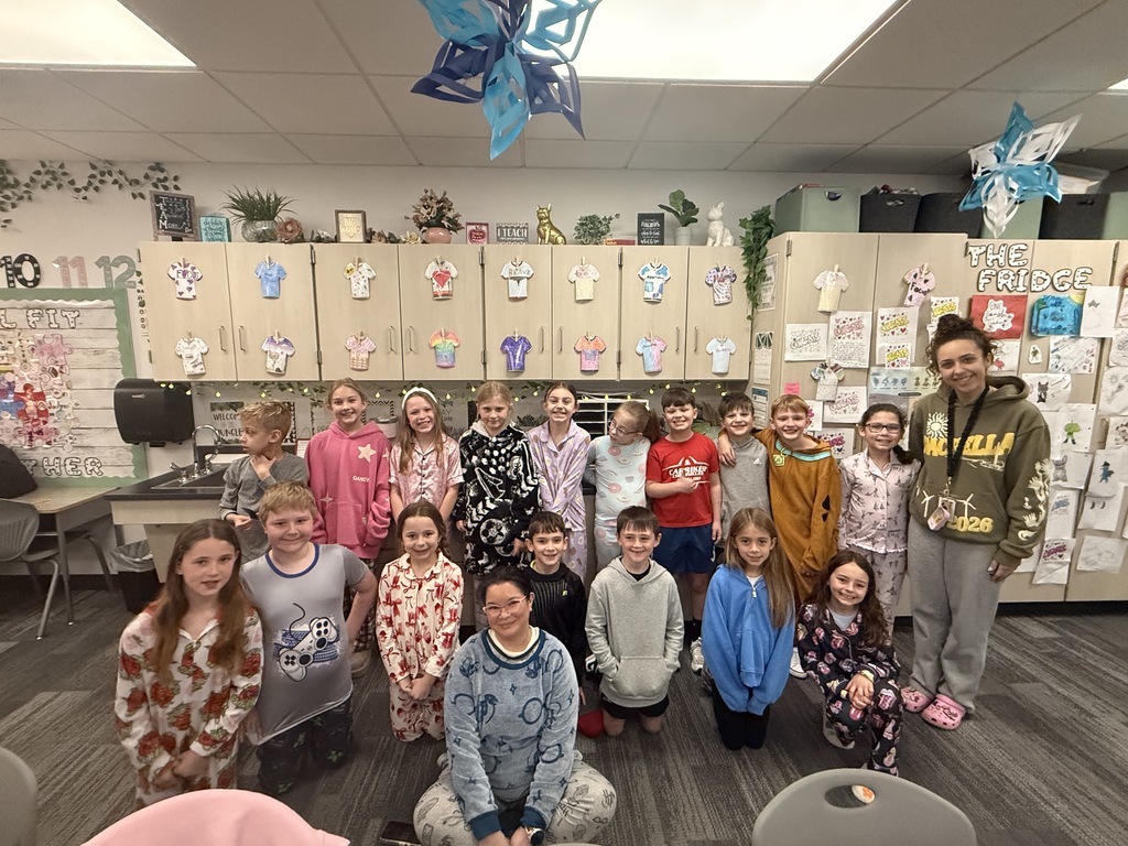 There are two rows of students posing for a picture as the winners of the Kahoot challenge.