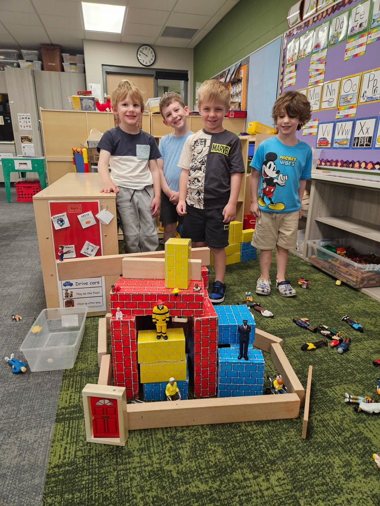 preschoolers making a school with blocks