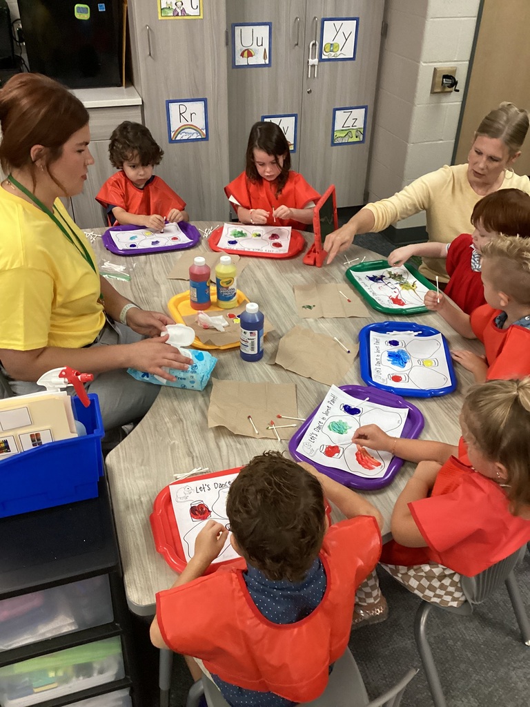 preschoolers painting and mixing colors