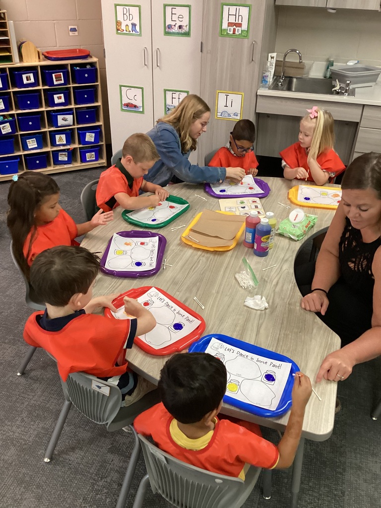 preschoolers painting and mixing colors