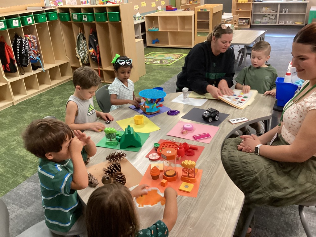 preschoolers painting and mixing colors