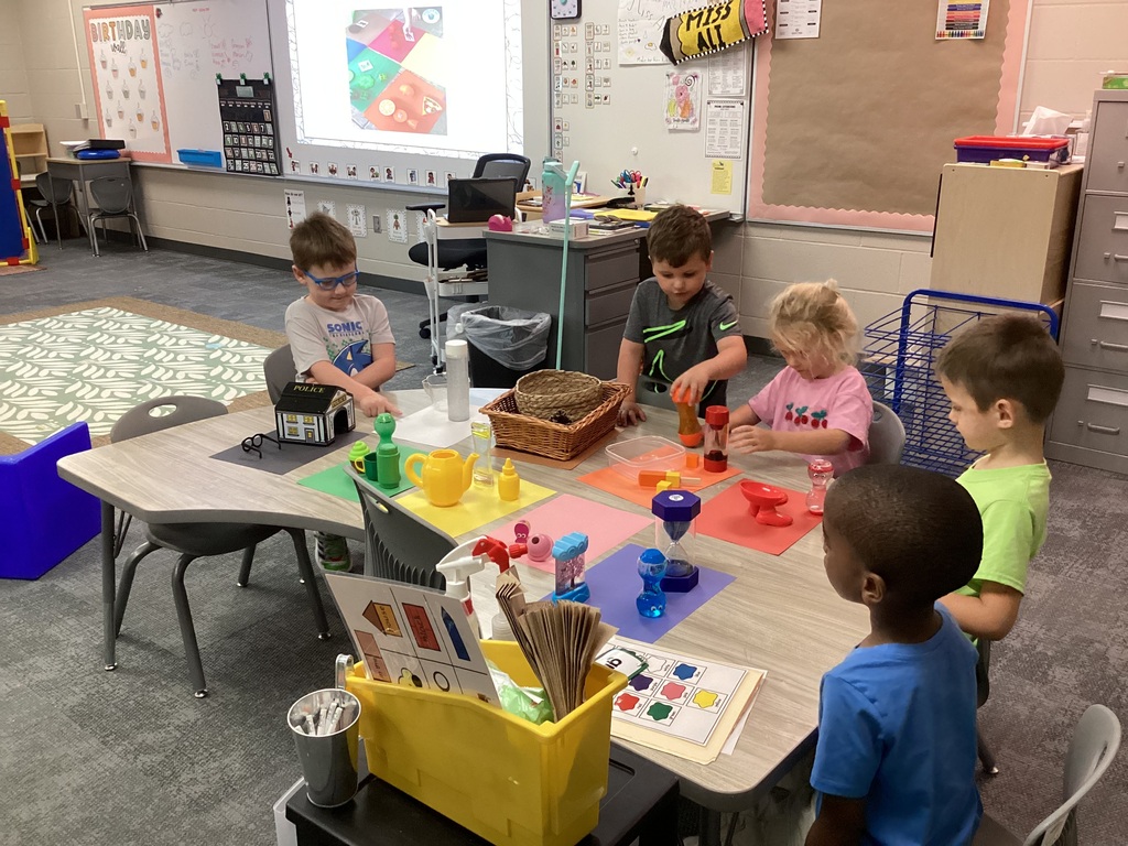 preschoolers painting and mixing colors