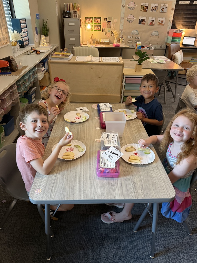 kindergarteners trying different types of apples
