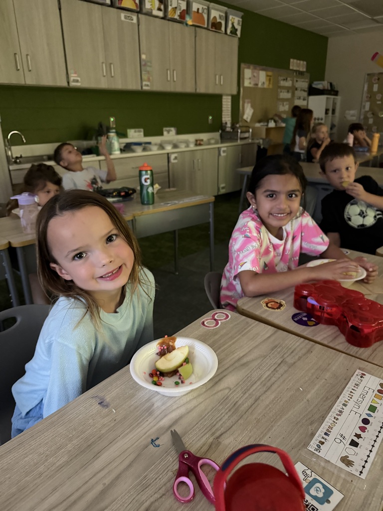 students apple tasting