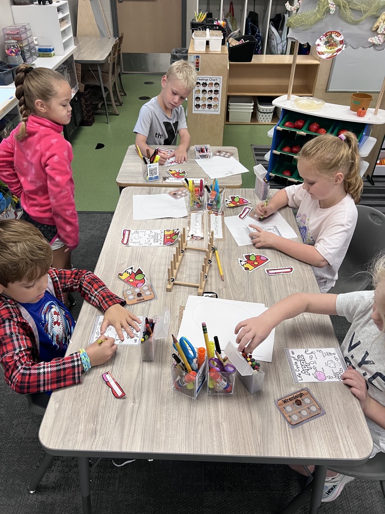students learn about the life cycle of an apple in a classroom
