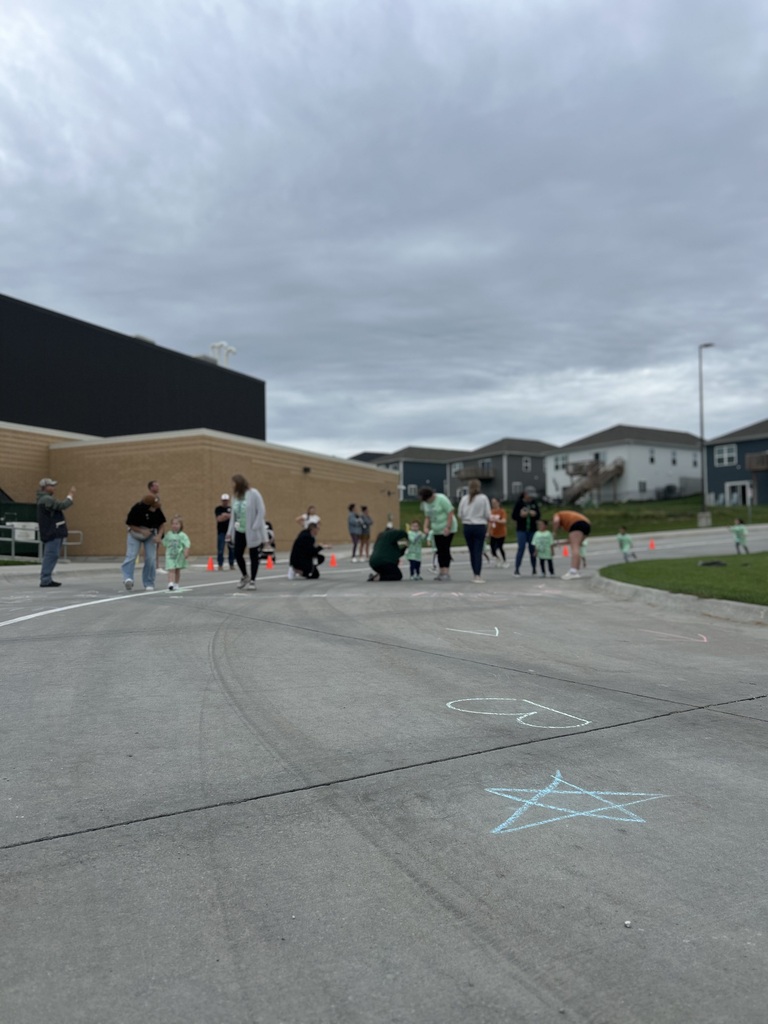 students and parents at the starting line for the harvest hills fun run