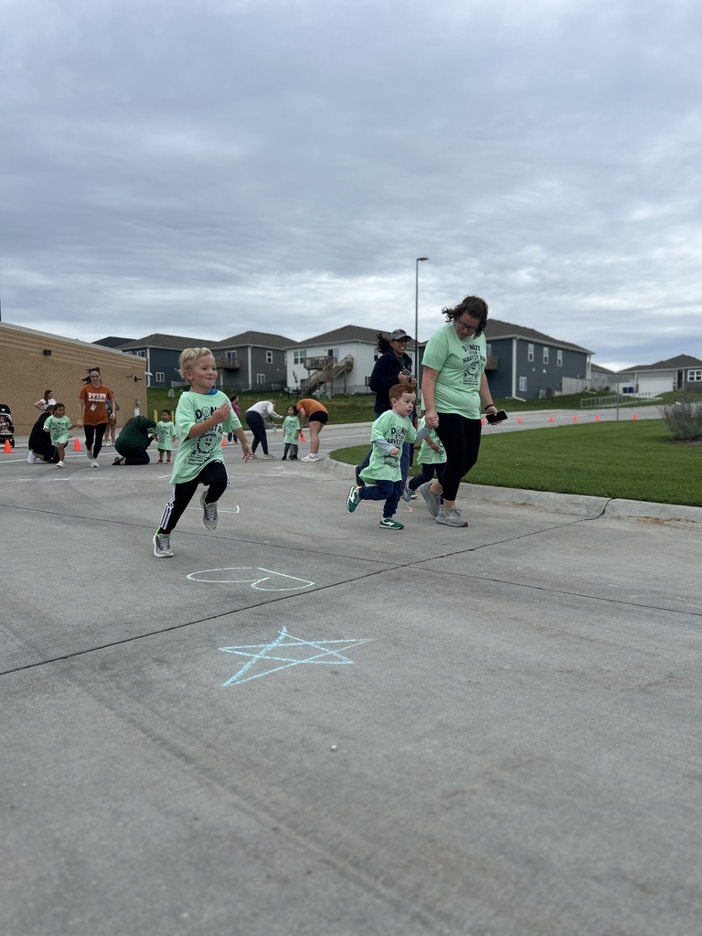 students and parents run around the school at the harvest hills fun run