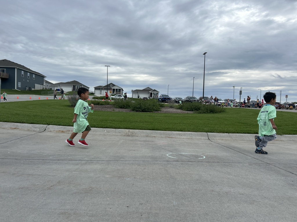 students run aroudn the bus loop at the harvest run
