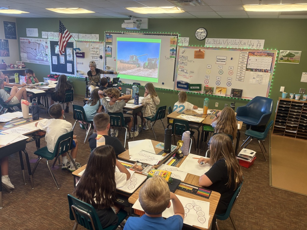 Presenter from Nebraska Soybean Board presenting to a 4th grade classroom