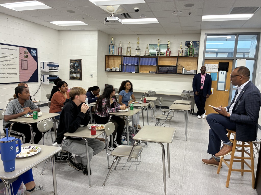 students eating pizza