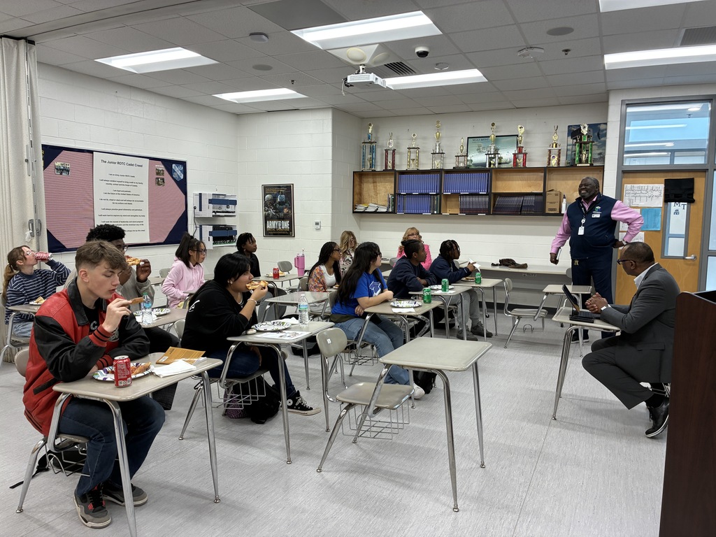 students eating pizza