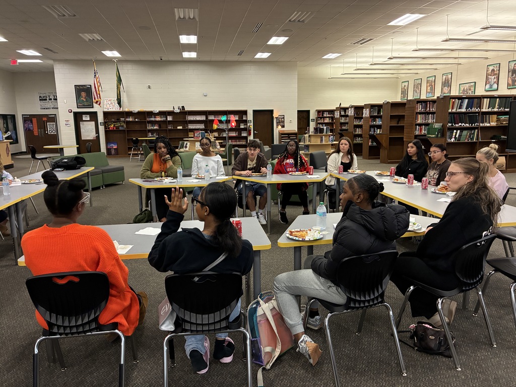 students eating pizza