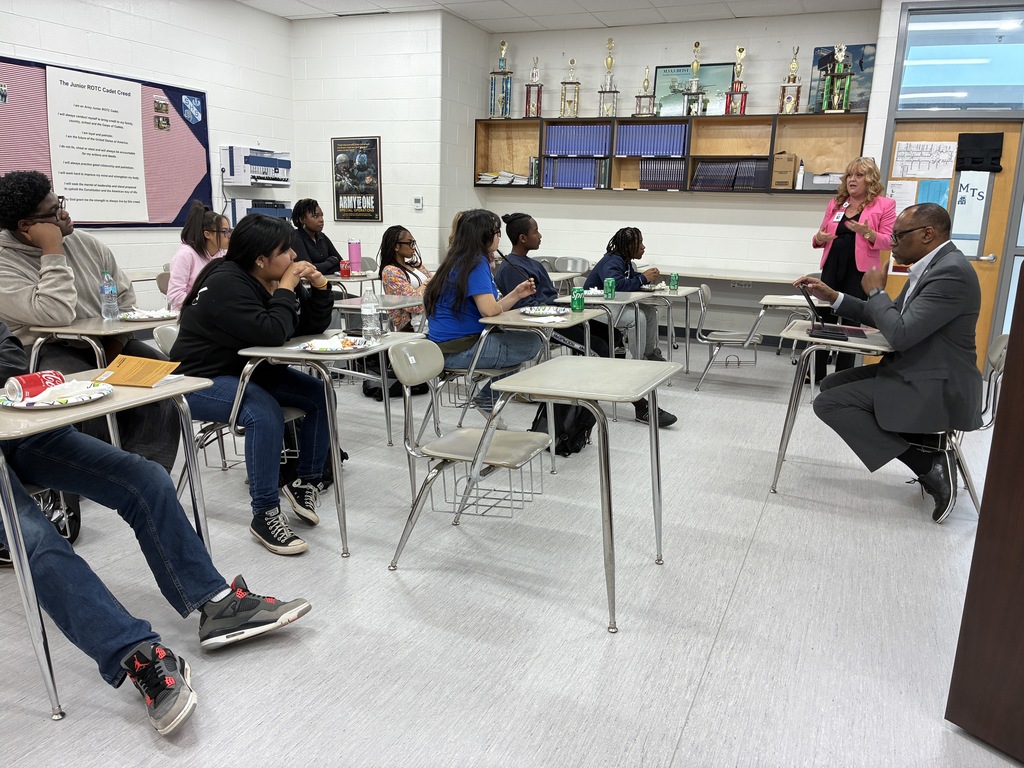 students eating pizza