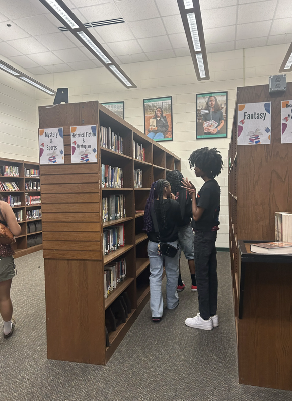 Students discuss books