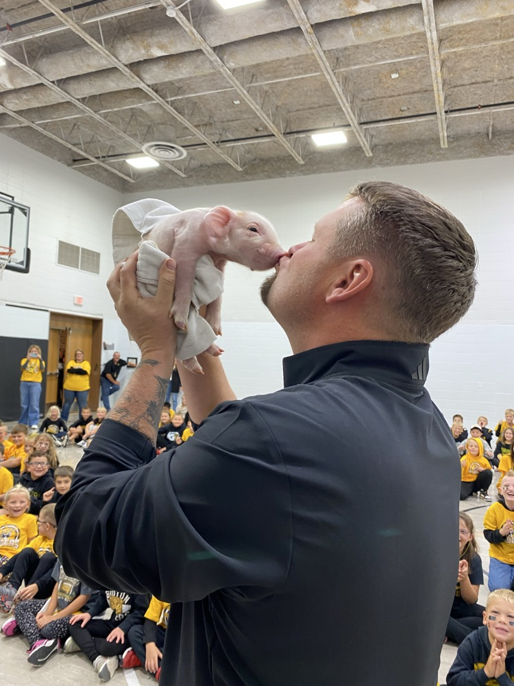 Mr. Schwan kissing the pig  
