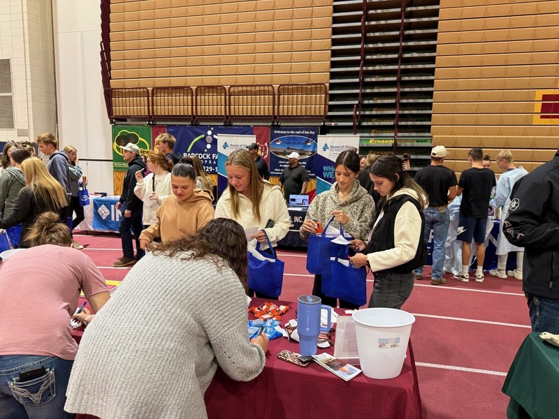 Students Meet with College Representative