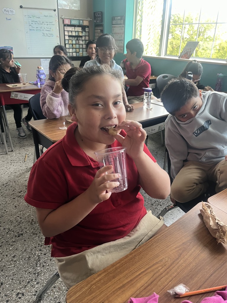 Students trying out sea weed and chestnuts. 