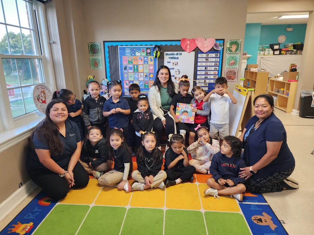 Class photo with students, teacher, and a student's mom.