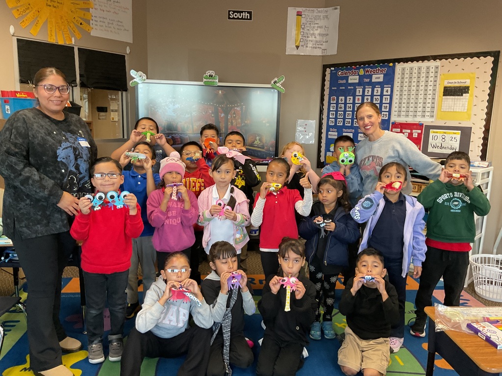 Class photo with students, teacher, and a student's mom.
