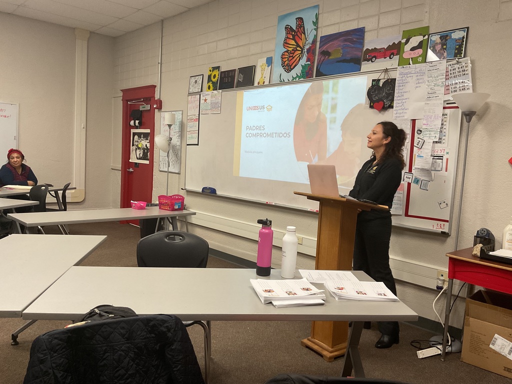 Facilitator explaining the Padres Comprometidos program