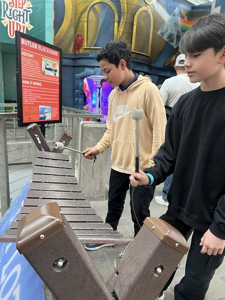 students playing the xalophone