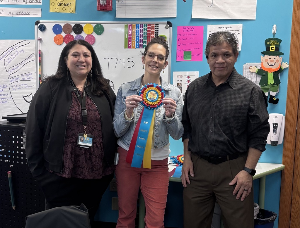 Picture fo Principals and teacher with ribbon of accomplishment