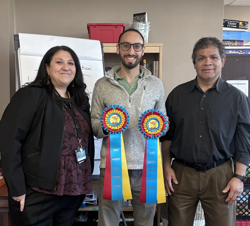 Picture fo Principals and teacher with ribbon of accomplishment