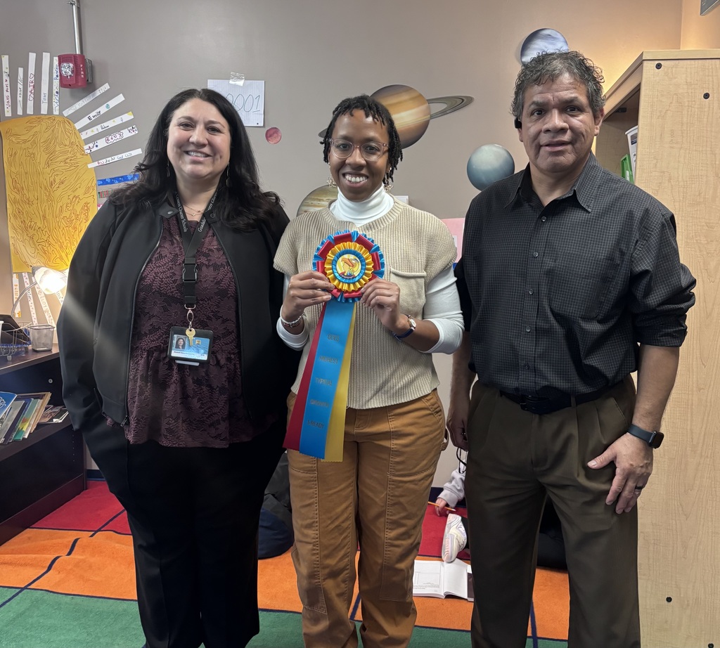 Picture fo Principals and teacher with ribbon of accomplishment