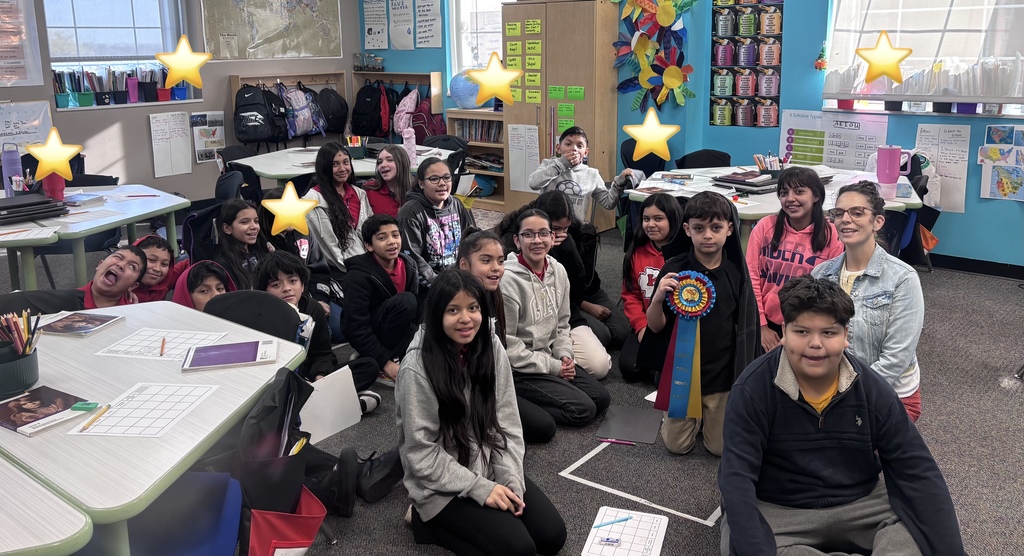 5th grade classroom posing with ribbon