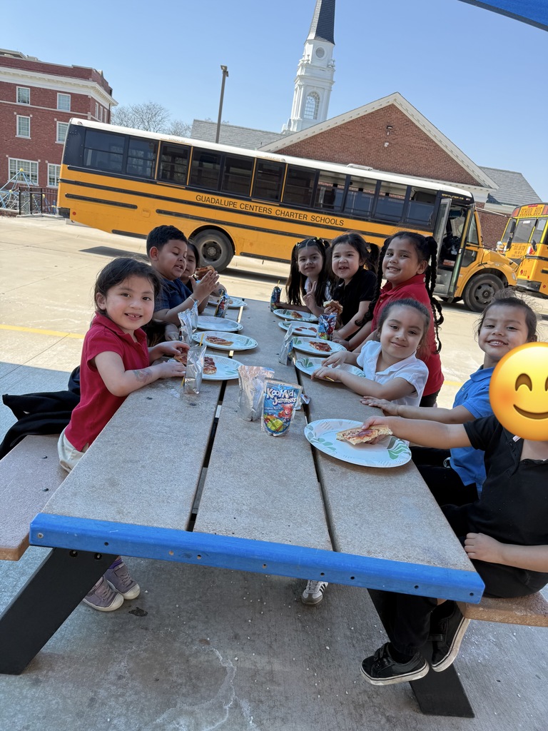 PK students eating pizza outdoors