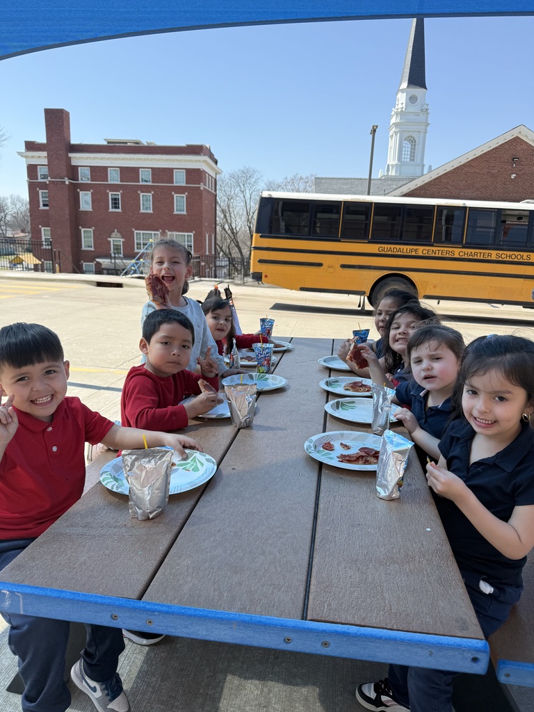 PK students eating pizza outdoors