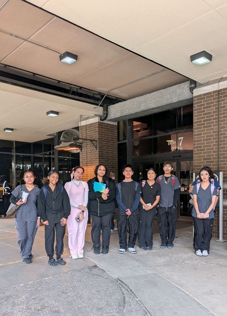 Group of students posing in front of North Kansas City hospital 