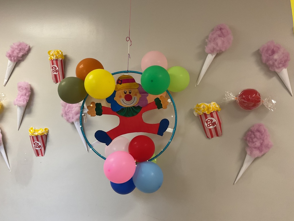 Decoration of popcorn, cotton candy and clown  with ballons 