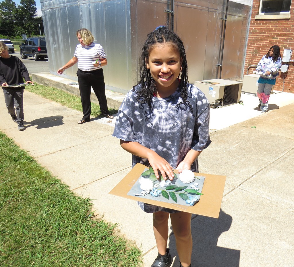  Scottsburg Elementary Fourth and Fifth Graders Learn About Monochromatic Art 