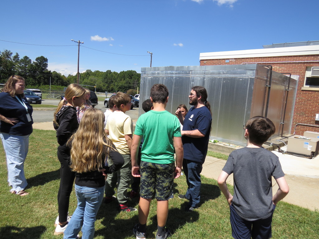 Scottsburg Elementary Fourth and Fifth Graders Learn About Monochromatic Art 